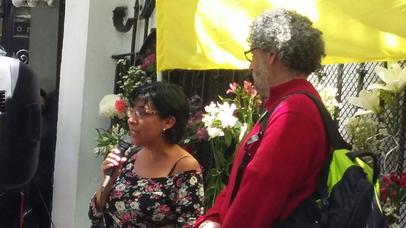 Orfe Castillo, co-coordinadora de la IM-Defensoras, junto a Gustavo Castro durante el plantón frente a la Embajada de Honduras en México.